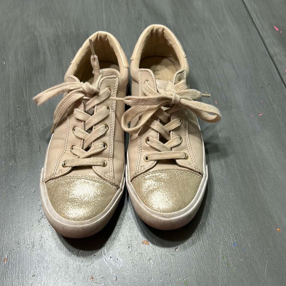 Nude and gold sparkle shoe.